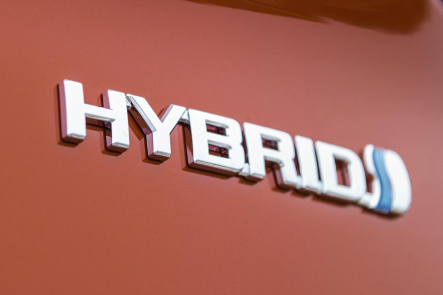 Логотип Toyota C-HR Hybrid 2019 года  (WW) (фото 111 из 174)